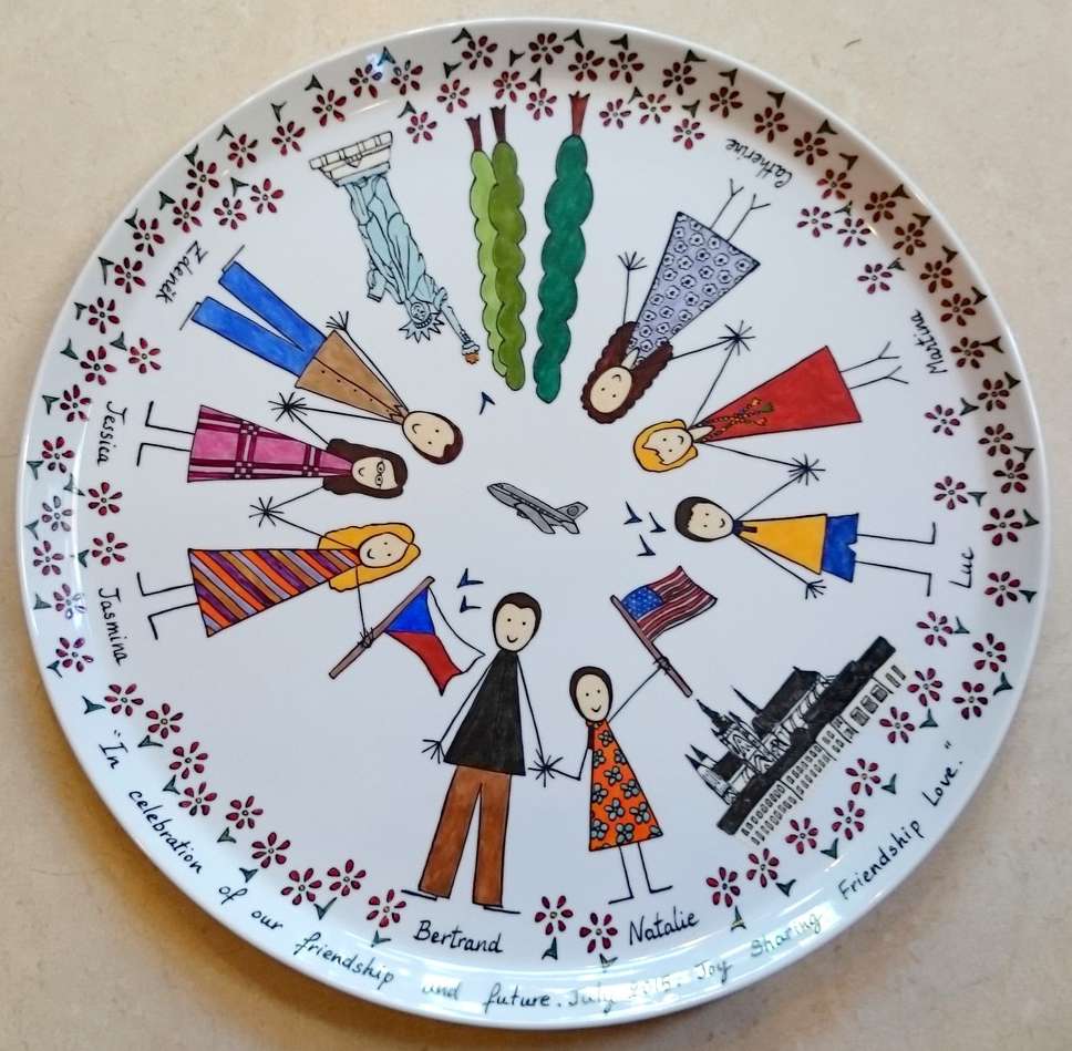 Plat à tarte en porcelaine personnalisé dans un style naïf par des familles de diférents pays.