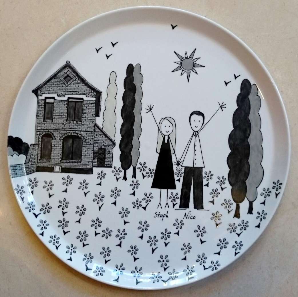 Plat à tarte en porcelaine personnalisé dans un style naïf par un couple et leur première maison en noir et gris.